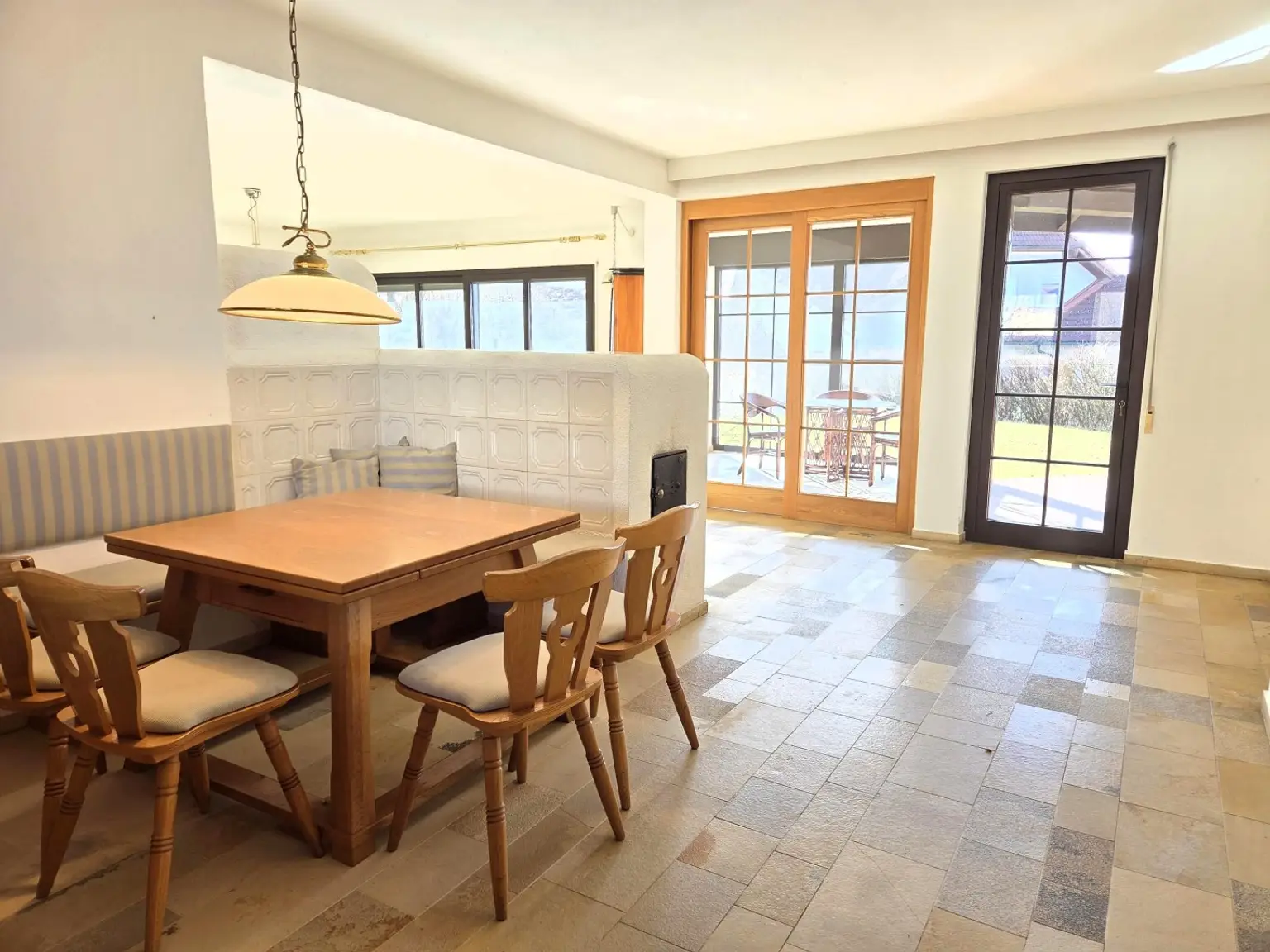 Wohnbereich mit Wintergarten- und Terrassenausgang