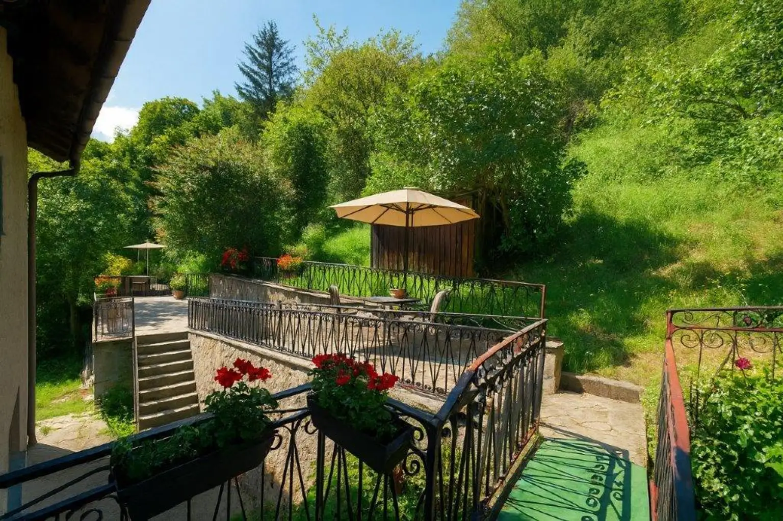 Blick_vom_2_Obergeschoss_Richtung_Garten_und_Terrasse