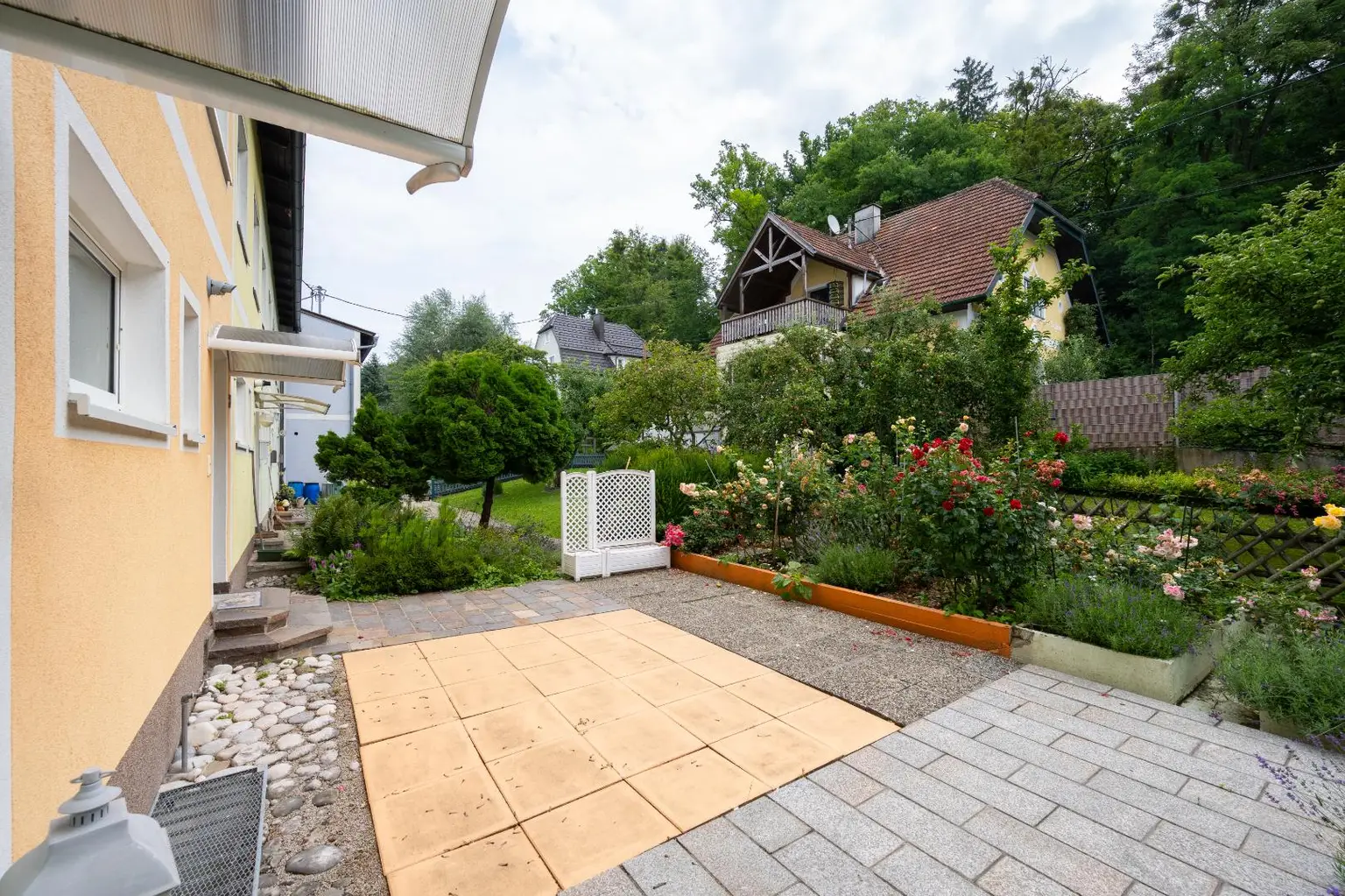 Gepflegtes Reihenhaus mit Garten, Terrasse und Garage in zentraler Lage!