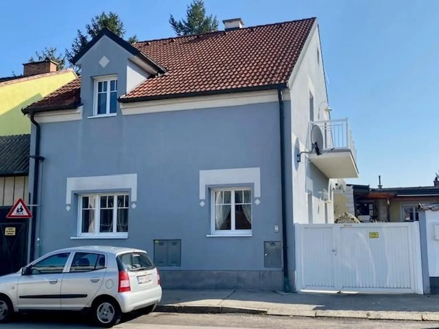 Hausfront und Eingangstor