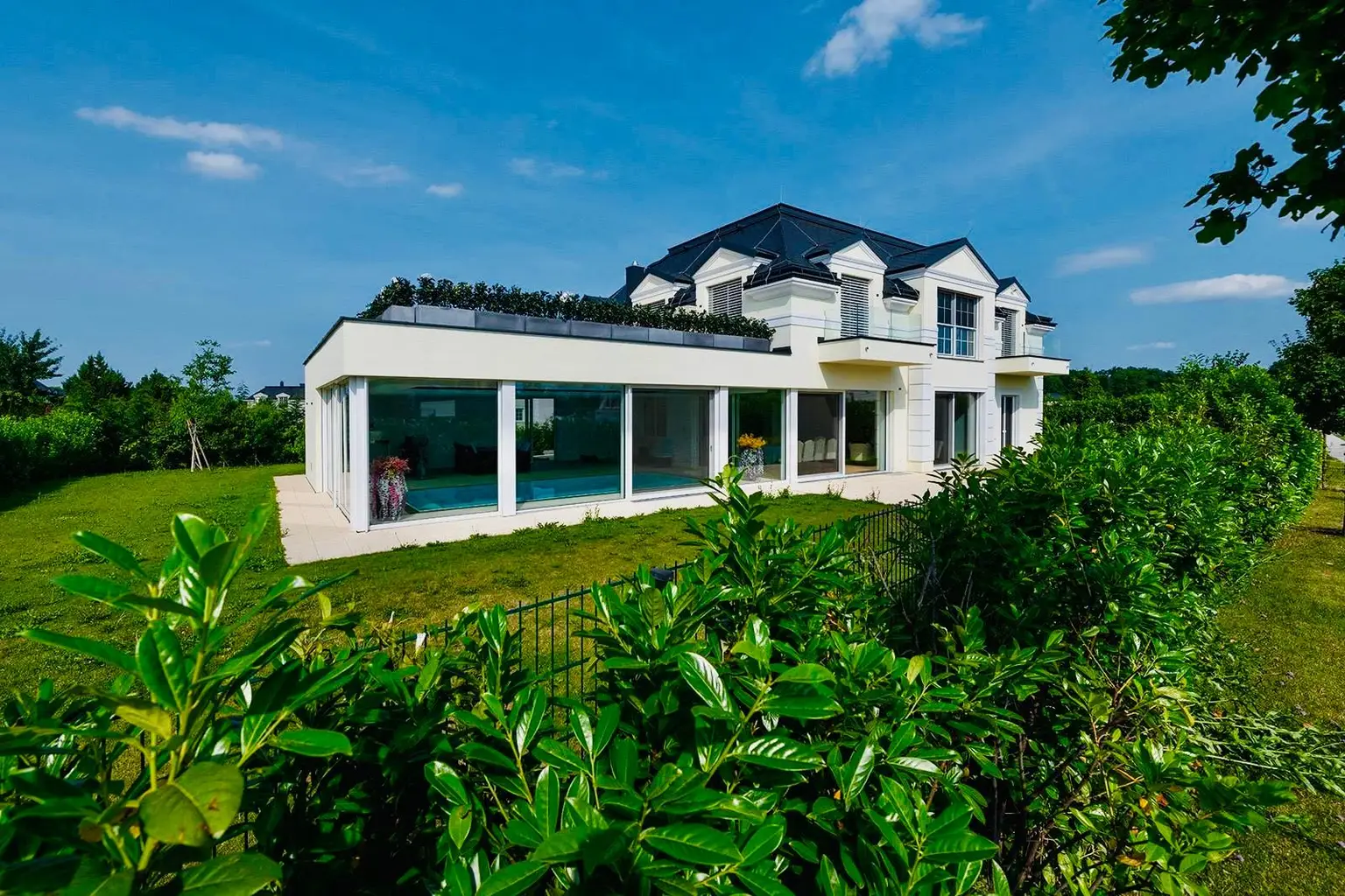 Luxusvilla mit Indoor-Pool im exklusiven FONTANA Wohnpark