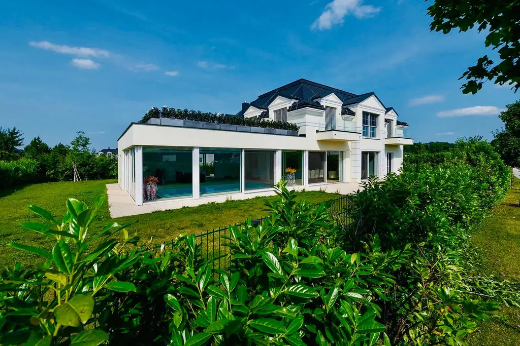 Luxusvilla mit Indoor-Pool im exklusiven FONTANA Wohnpark
