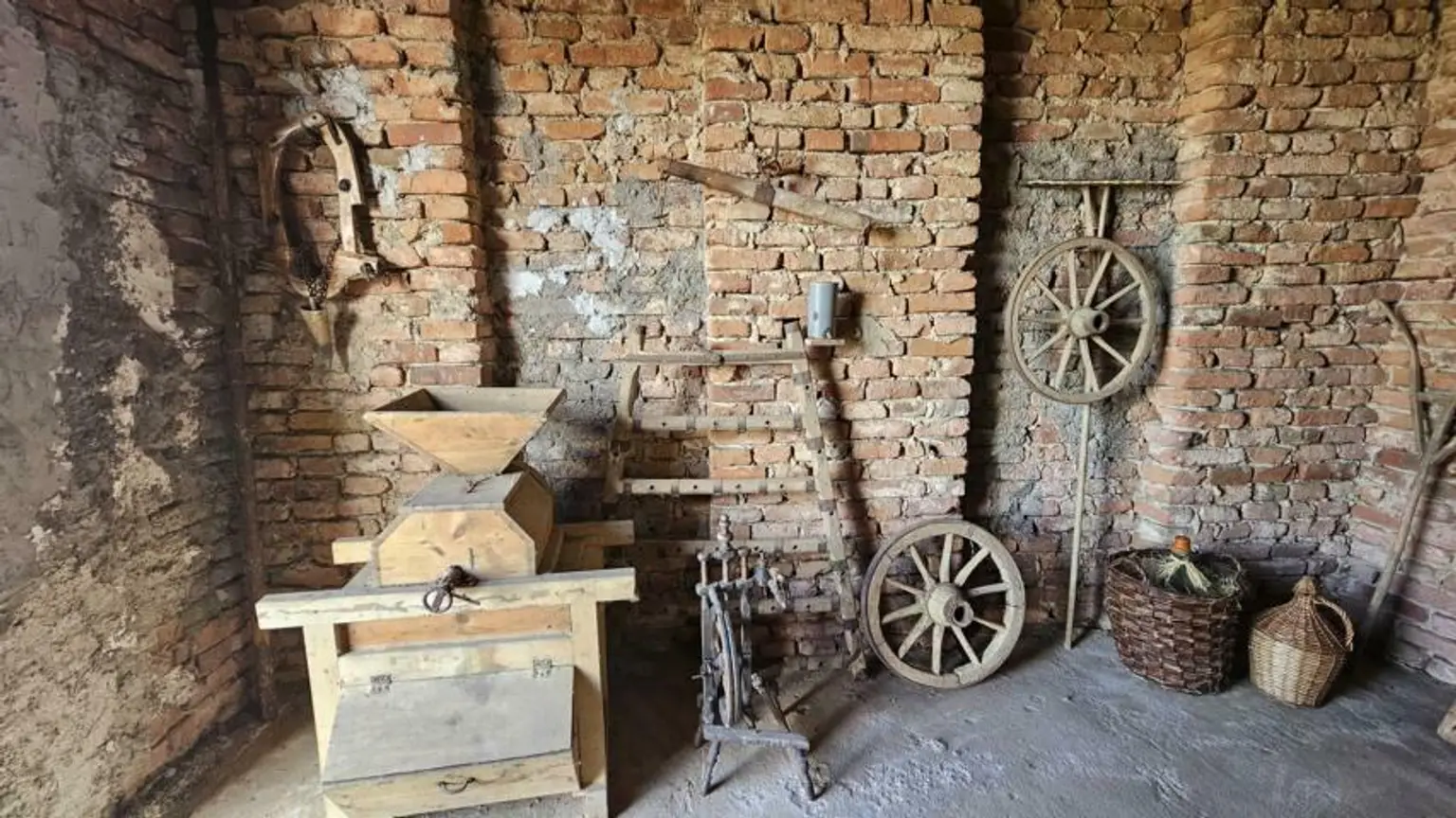 ** Geschmackvolles Zweifamilienwohnhaus - ca. 19ha LW-Fläche mit Wald ** unvergleichbarer Panoramablick auf Schloss Kapfenstein und das steirische Hügelland **