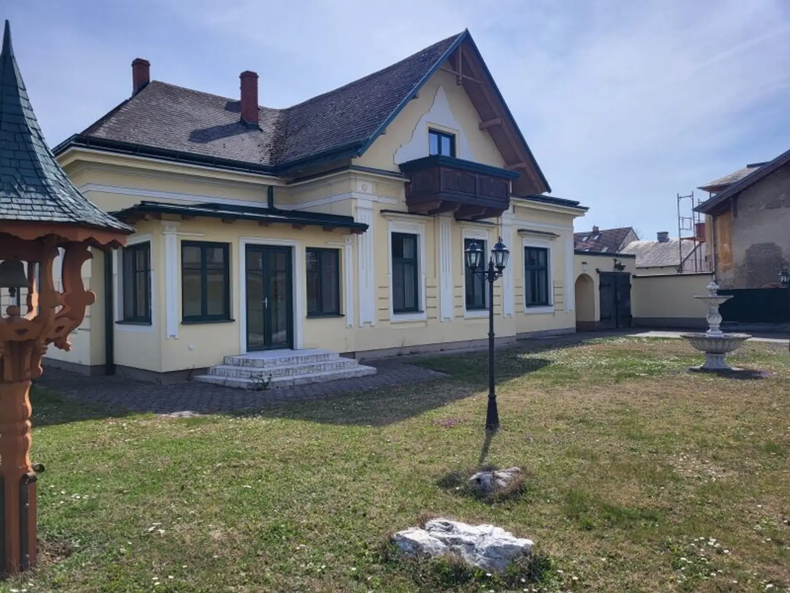 Charmante Villa mit weitläufigem Garten, Wintergarten & vielseitigen Wohnbereichen by Lifestyle Properties