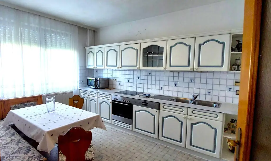 Solides Einfamilienhaus mit Garten