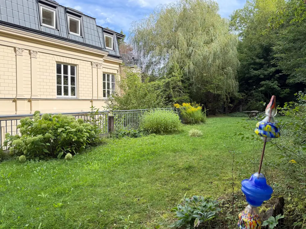 Exklusives Dachgeschoß-Juwel in historischem Gebäude mit großem Gartenanteil