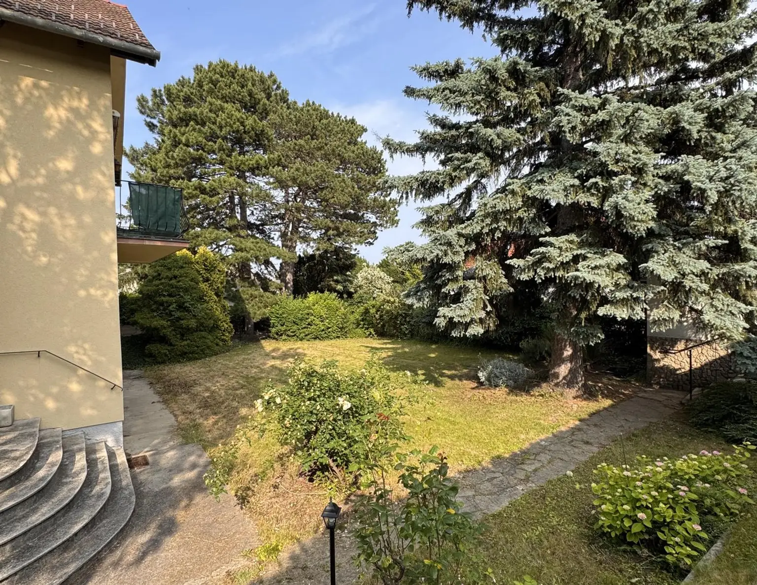 Lichtdurchflutetes Haus mit großem Garten zur Miete in bester Lage von Klosterneuburg
