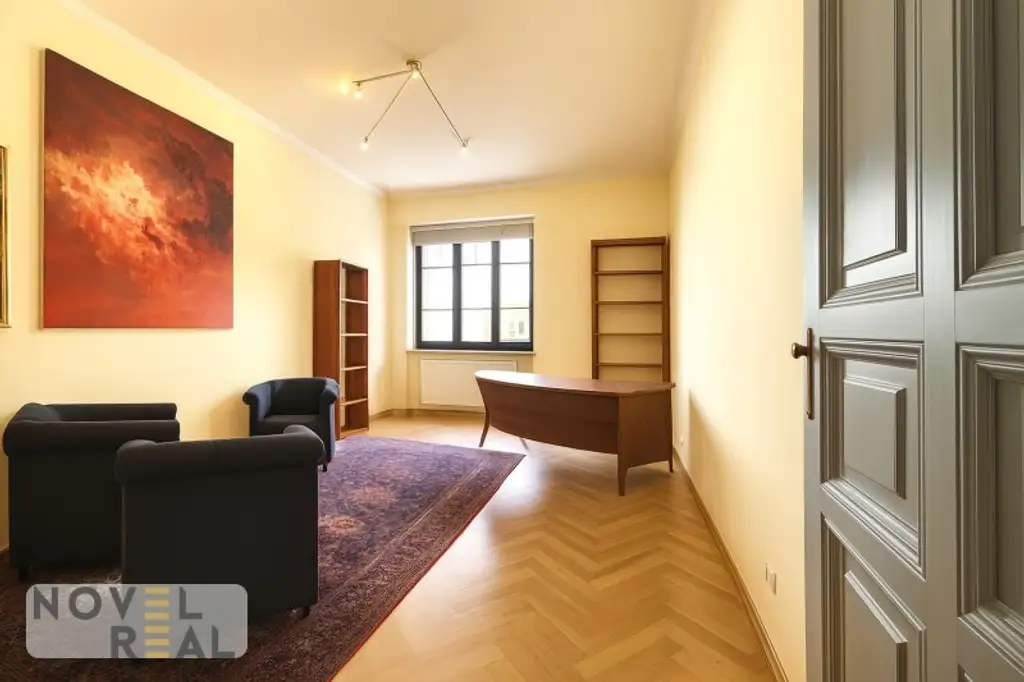 Exklusive Villa mit privatem Pool und idyllischem Garten in Toplage von Wien-Hietzing!
