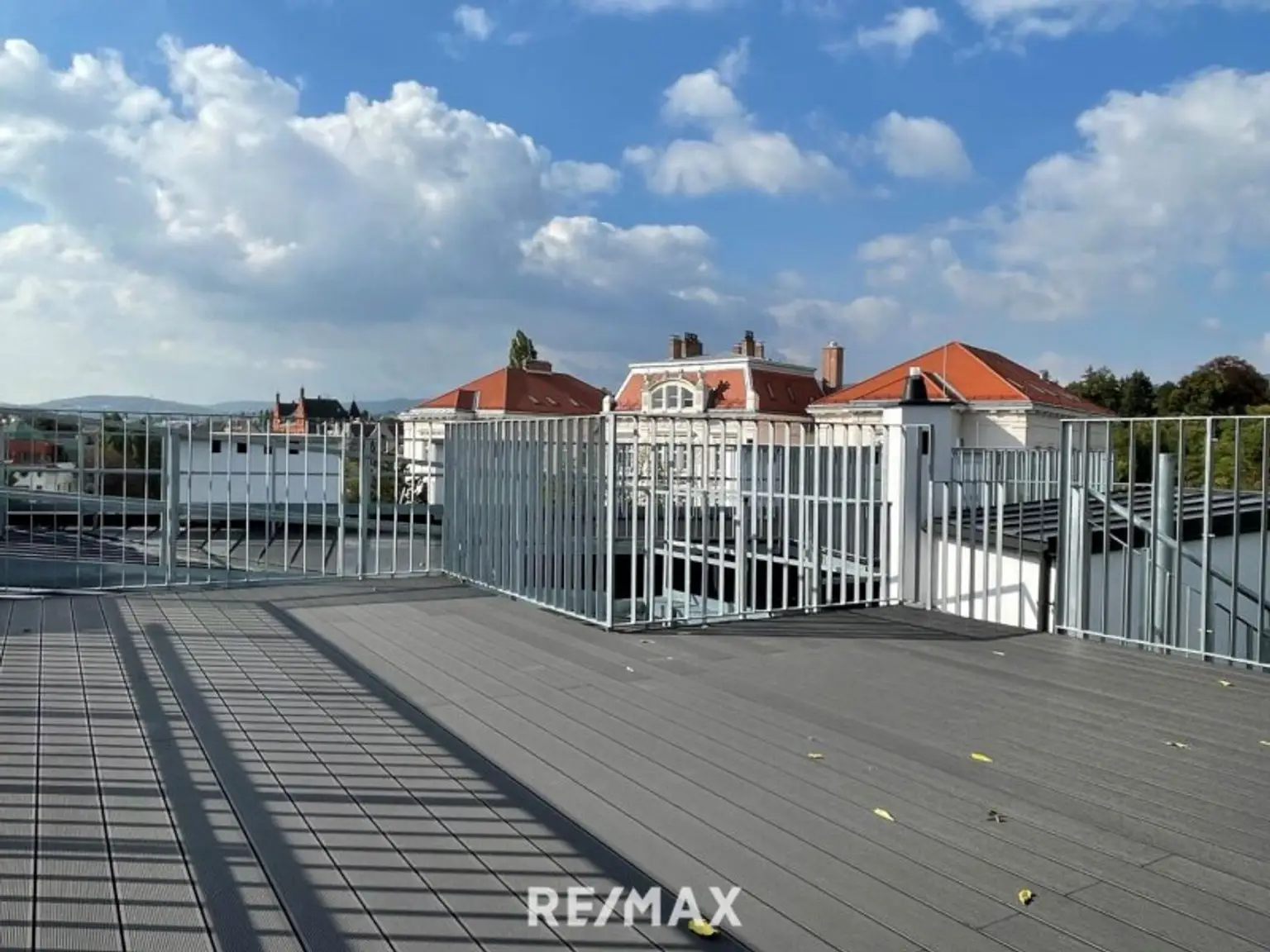 Dachterrasse mit Blick bis zum Kahlenberg