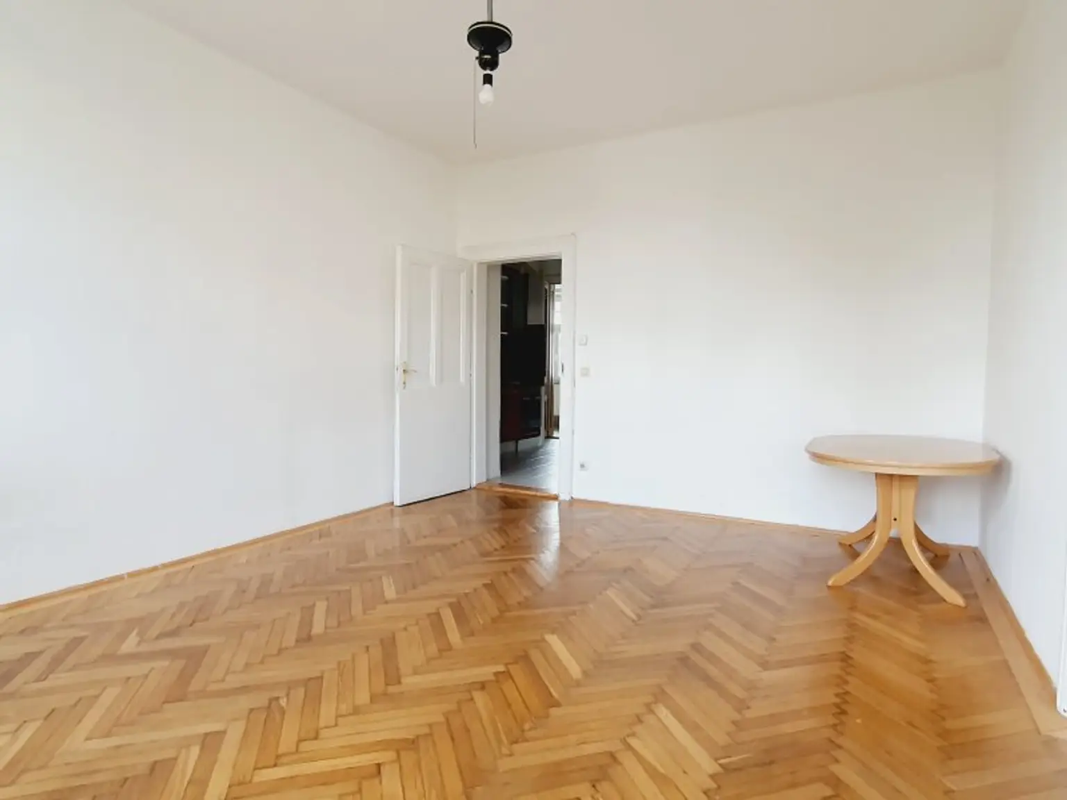 Sonnige Kleinwohnung mit schönem Fernblick im 4. Liftstock