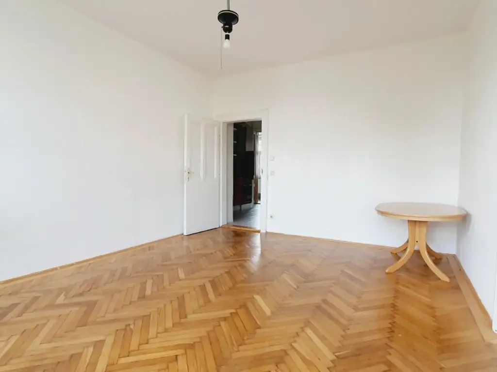 Sonnige Kleinwohnung mit schönem Fernblick im 4. Liftstock