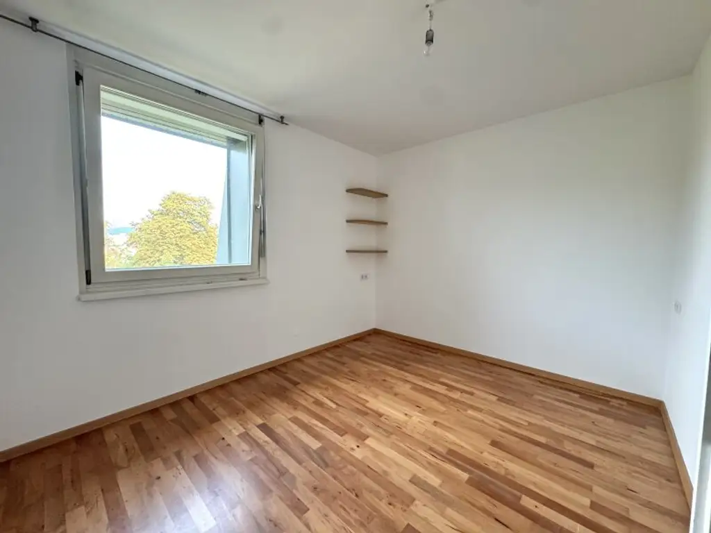 Residieren mit Blick ins Grüne - renovierte Dachgeschosswohnung mit 2 Terrassen - U4 Ober St. Veit