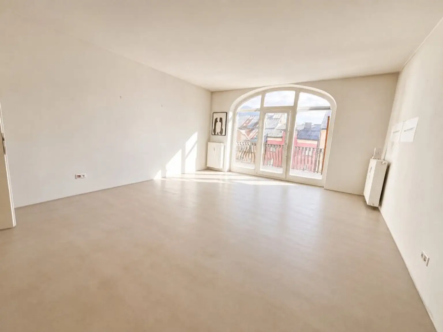 Großer Büroraum mit Zugang zum Balkon