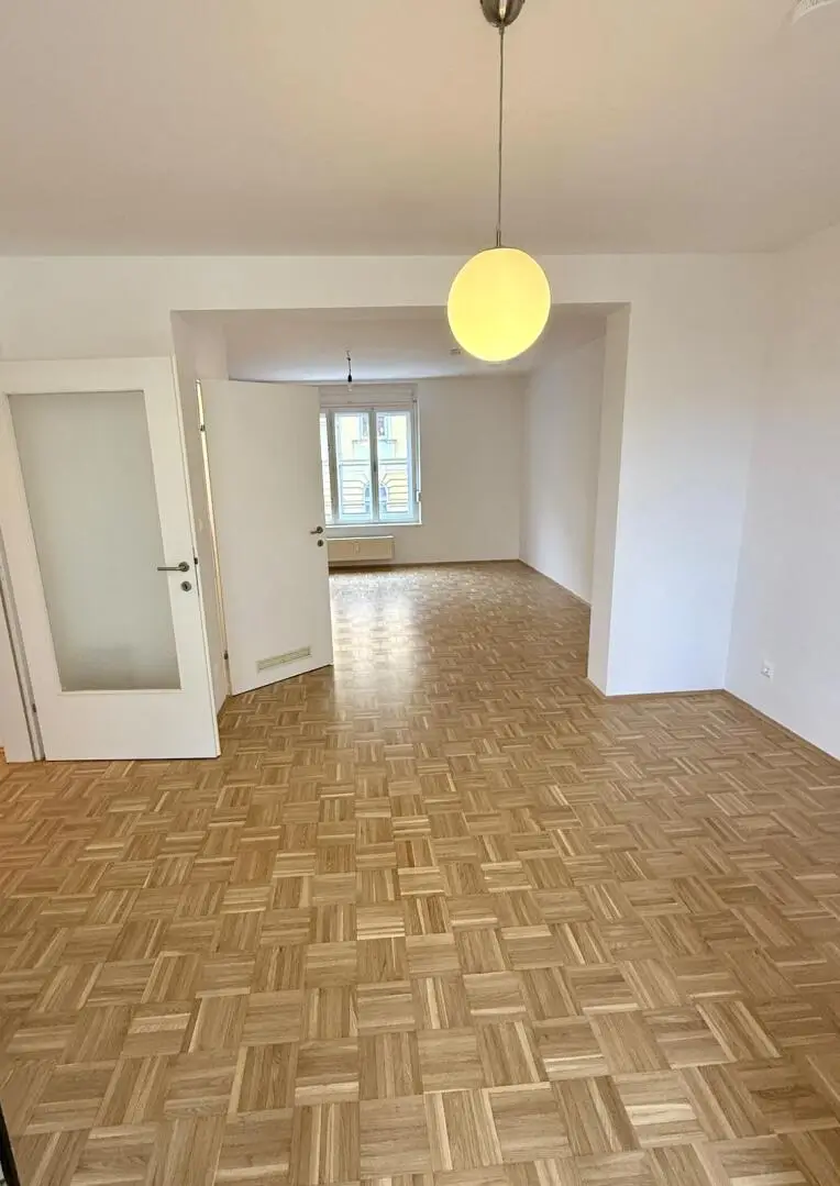 Wohnzimmer - Blick zum Küchen-/Essbereich