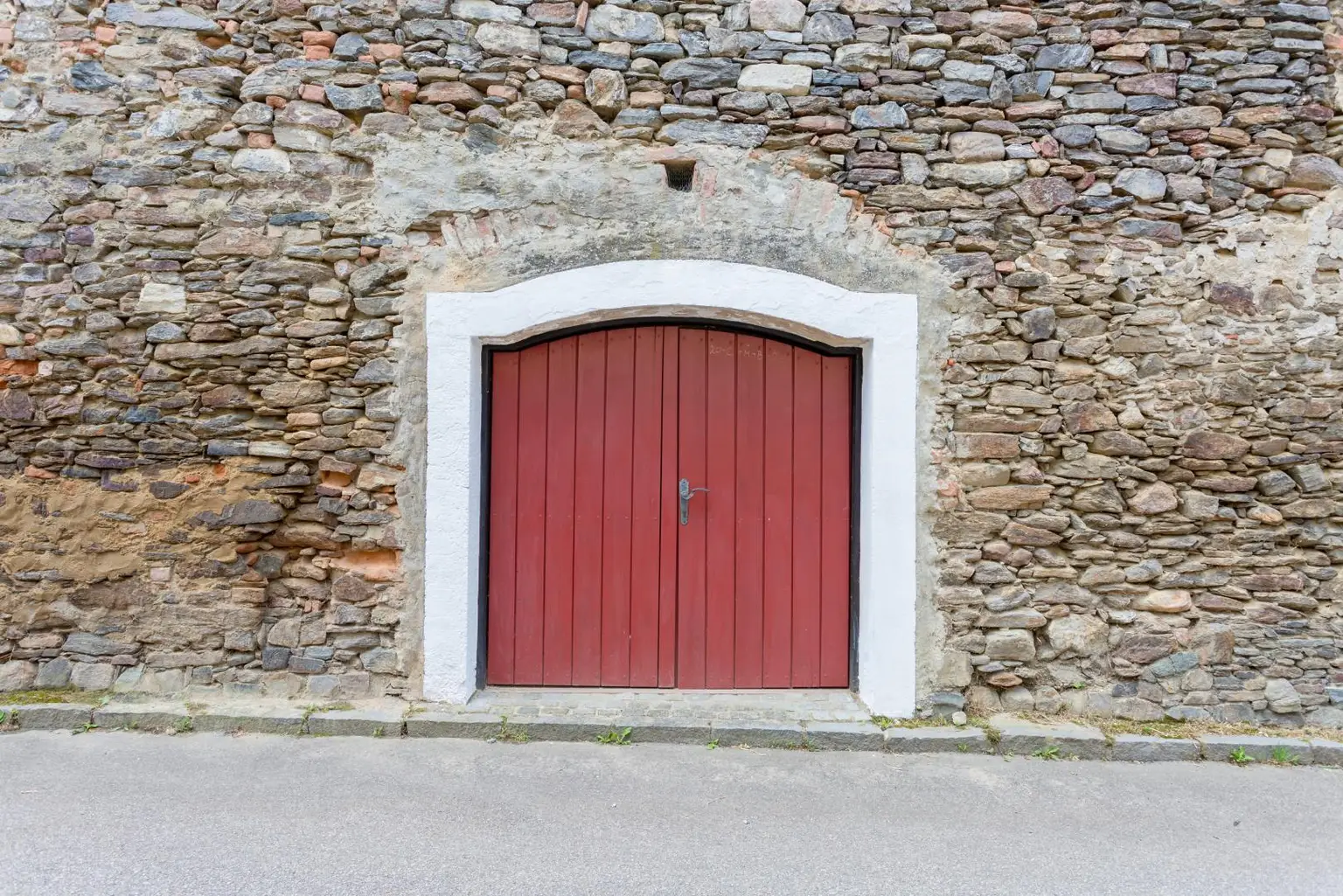 Zugang großer Weinkeller