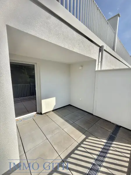 STAMMERSDORFER RUHELAGE: MODERNE 2-ZIMMER-WOHNUNG MIT NEUER KÜCHE, LOGGIA & TERRASSE ZU MIETEN!