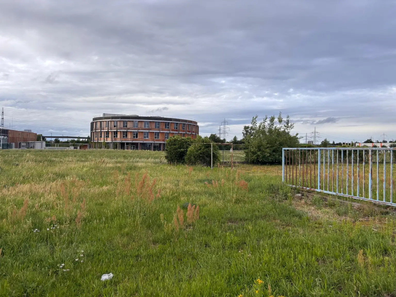 Grünfläche nahe der Autobahn - Möglichkeit für Lagerhalle, Lagerplatz, Werkstadt, etc. - dirket an der Autobahn