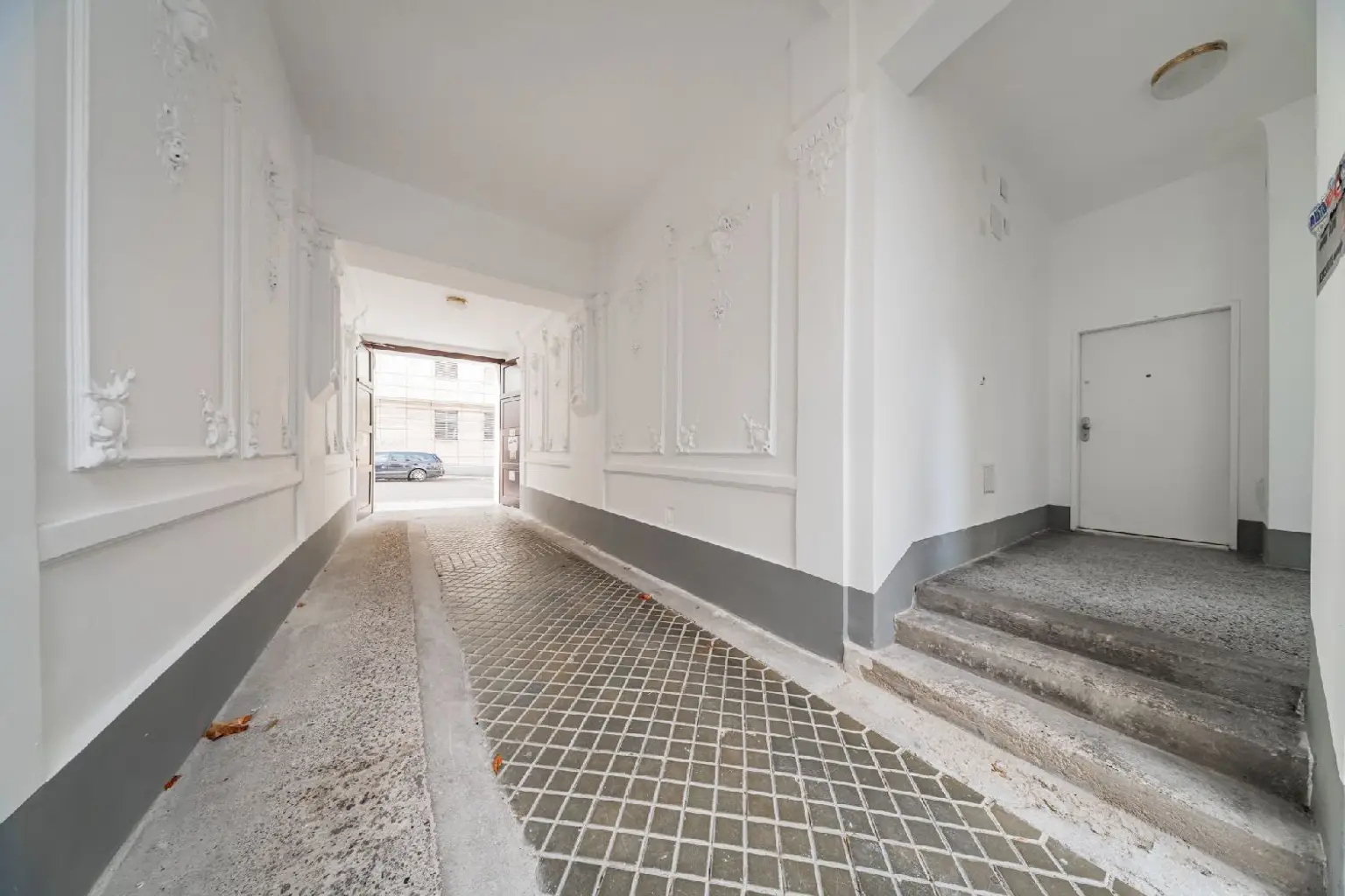 Charmante Altbauwohnung mit zwei Zimmern in sanierungsbedürftigem Zustand-in lebendiger Umgebung