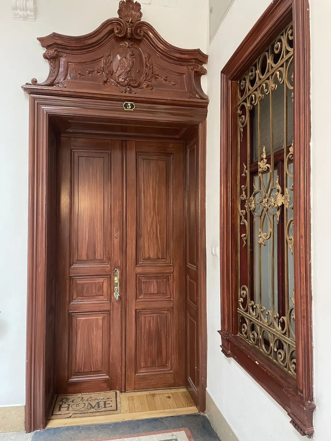 Prunkvolle 6-Zimmer Wohnung im repräsentativen Haus / Impressive 6-room-apartment in a representative building