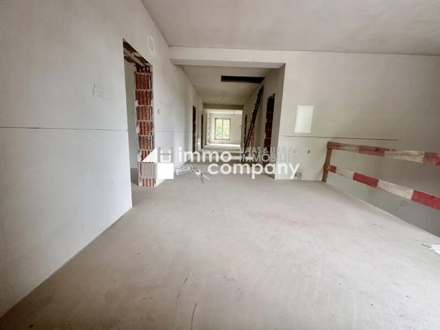 Luxuriöse Villa in Hamuliakovo: 600m², 14 Zimmer, Erstbezug mit Stadt- und Grünblick!