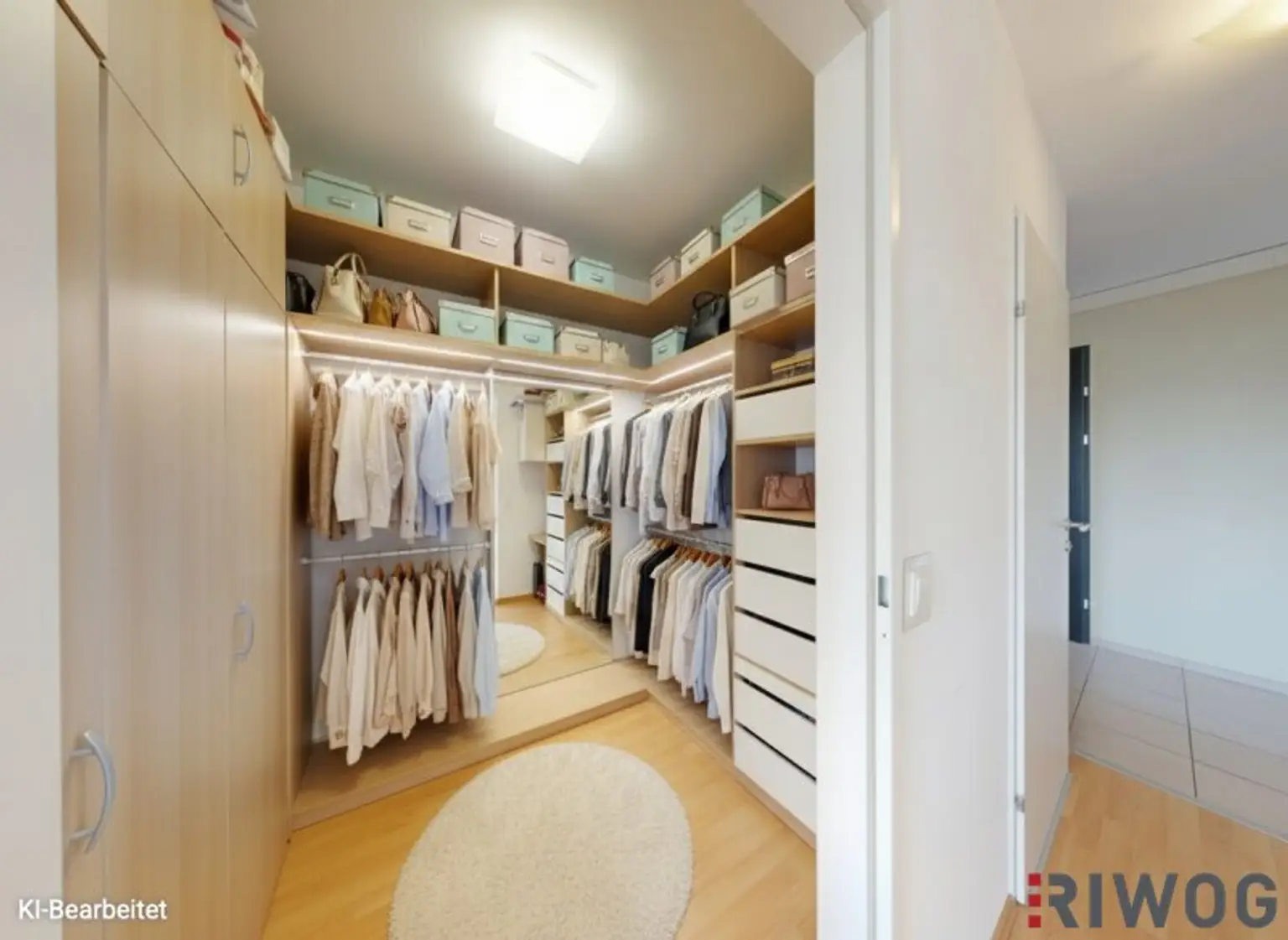 Abstellraum / Begehbarer Kleiderschrank KI-Bearbeitet