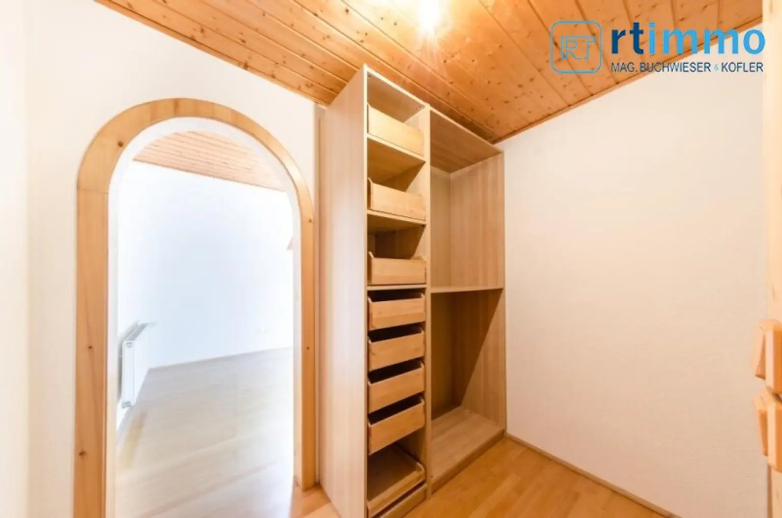 Schlafzimmer mit Balkonausgang