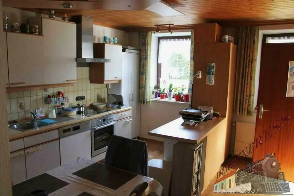 Ein-/ Zweifamilienhaus mit viel Potential - 3 Garagen - 1.368 m² - getrennte Eingänge
