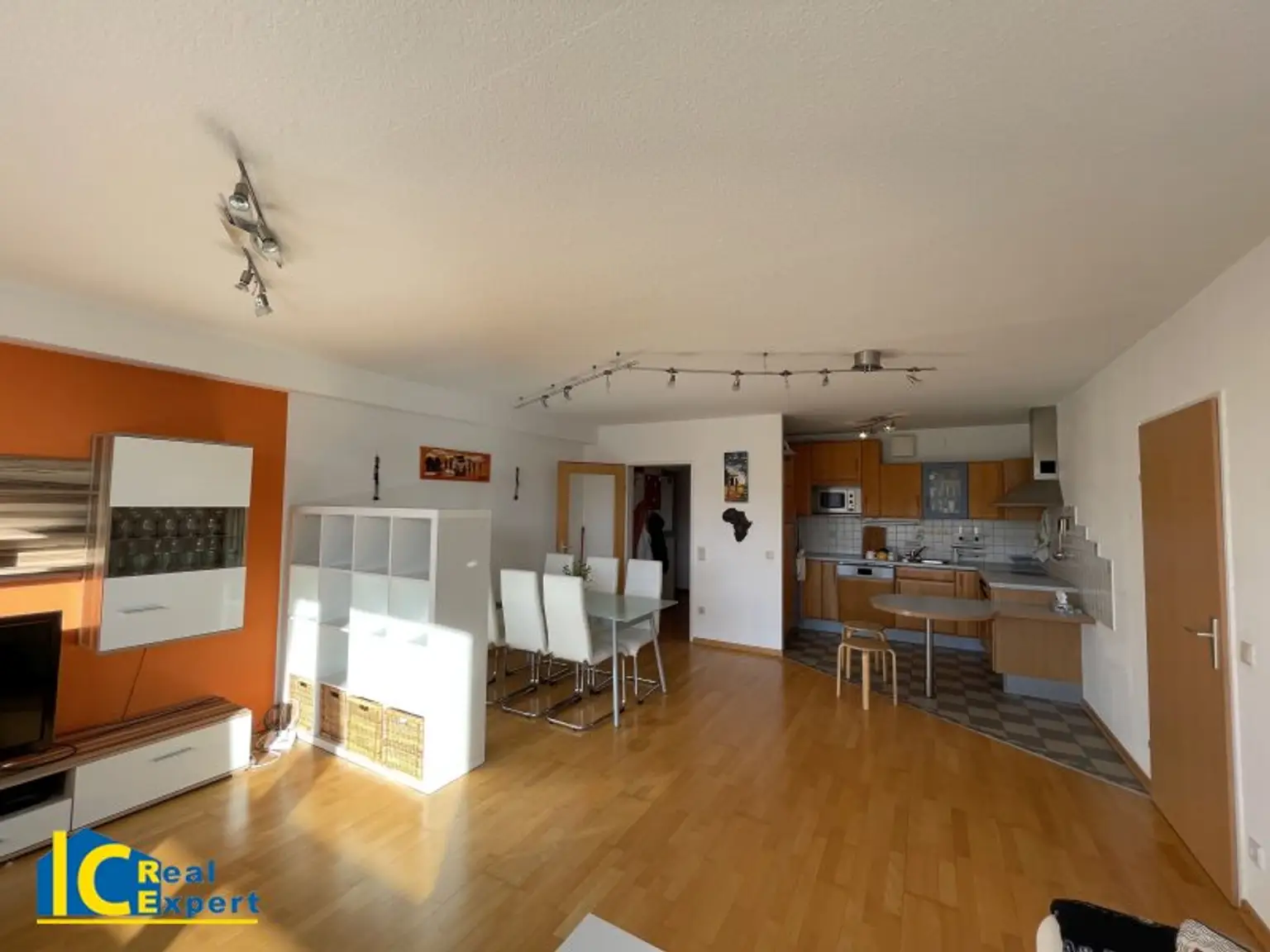 Blick zur offenen, vollausgestatteten Küche