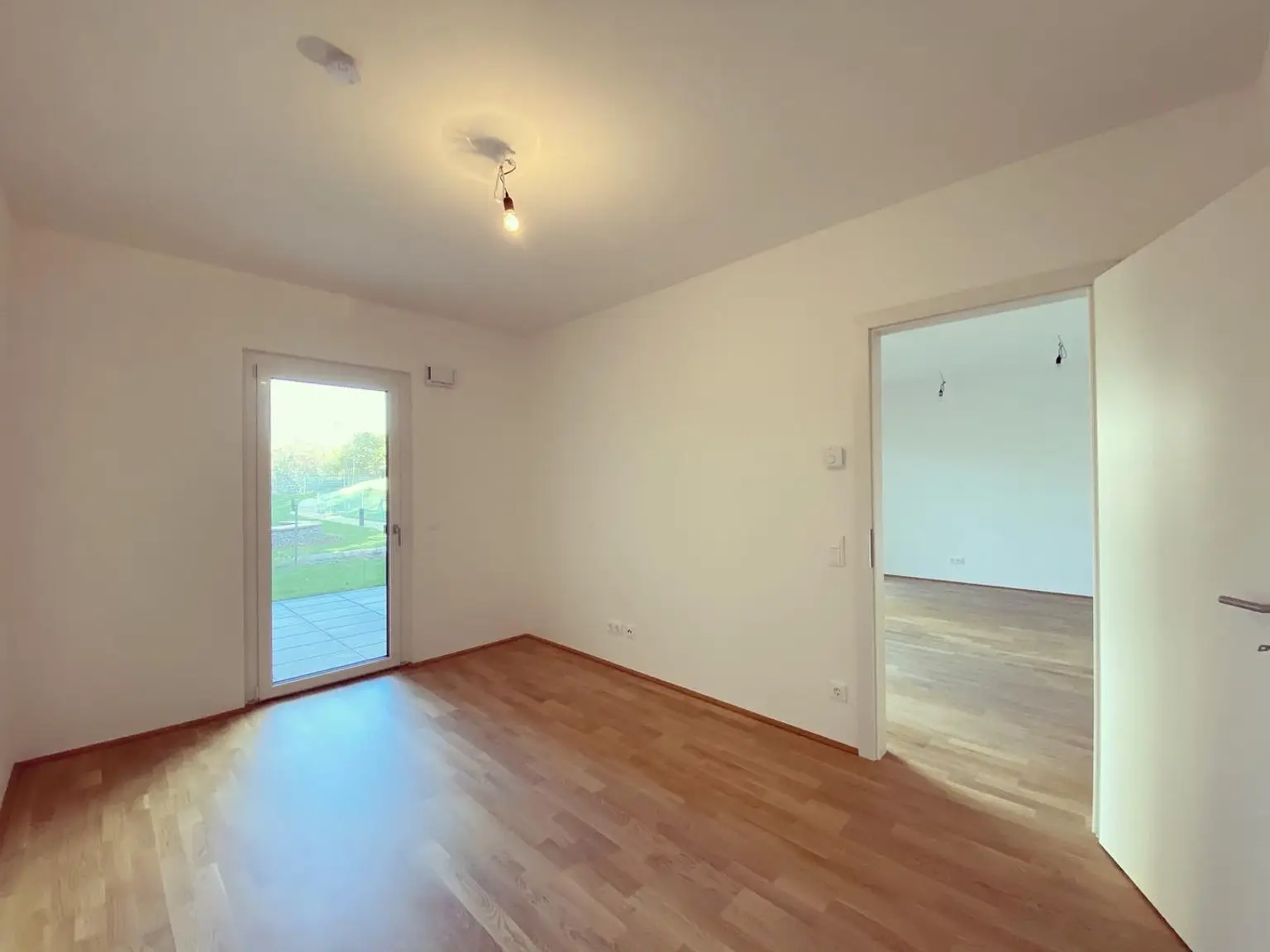 Schlafzimmer mit Zugang Terrasse