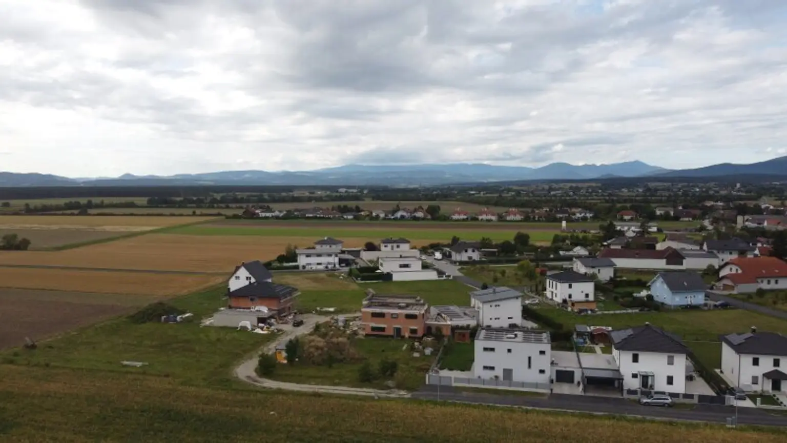 Den Traum eines eigenen Hauses einen weiteren Schritt näher kommen -  Eckrundstück in ruhiger Lage mit Grünblick