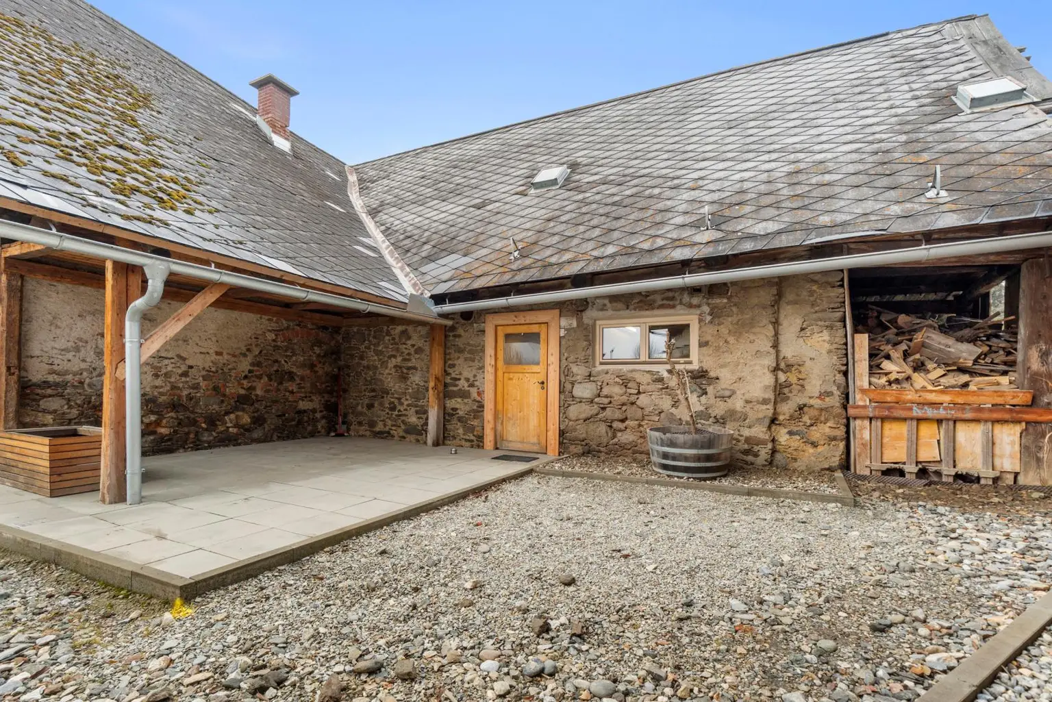 Eingangsbereich mit überdachter Terrasse