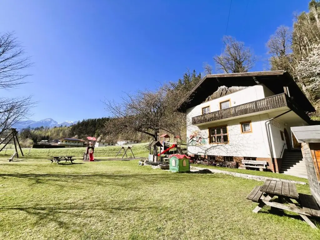 NAHE INNSBRUCK: Sonniges Baugrundstück nahe Innsbruck im GRÜNEN - PERFEKT für die ganze FAMILIE!