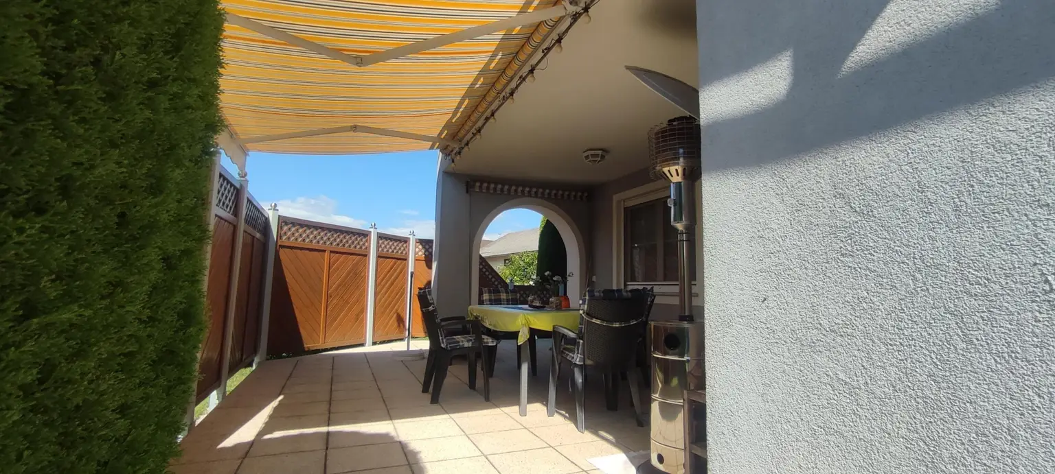 große überdachte Terrasse