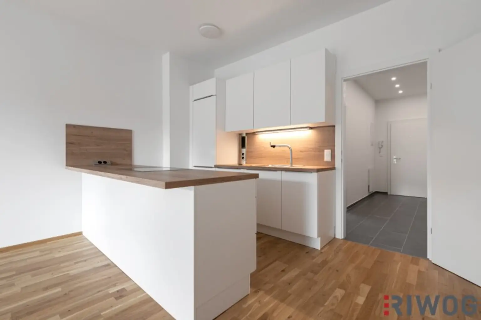 ERSTBEZUG nach Sanierung mit Blick auf Schloss Laudon  | ca. 16 m² Loggia  | Garagenplatz | Vollausgestattete Küche | Erholungsgebiet angrenzend