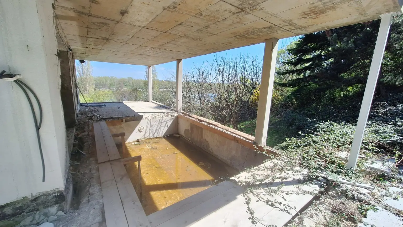 Edelrohbau-Villa, Herrschaftlicher Wohnsitz am Fuße des Kahlenberges an der Donau. Teilrestauriert entkernt und komplette Ausbauplanung.