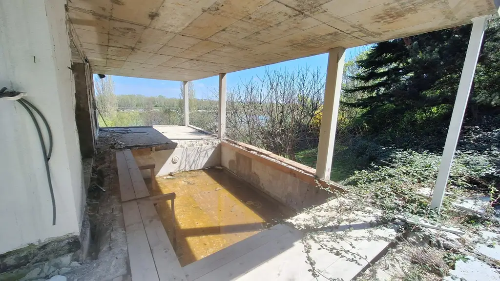 Edelrohbau-Villa, Herrschaftlicher Wohnsitz am Fuße des Kahlenberges an der Donau. Teilrestauriert entkernt und komplette Ausbauplanung.
