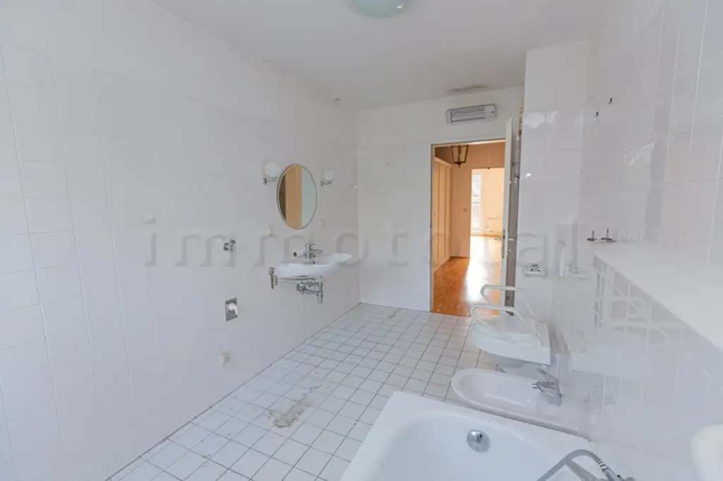 Dornbach - Pointengasse: Großzügige Terrassenwohnung mit unverbaubarem Grünblick