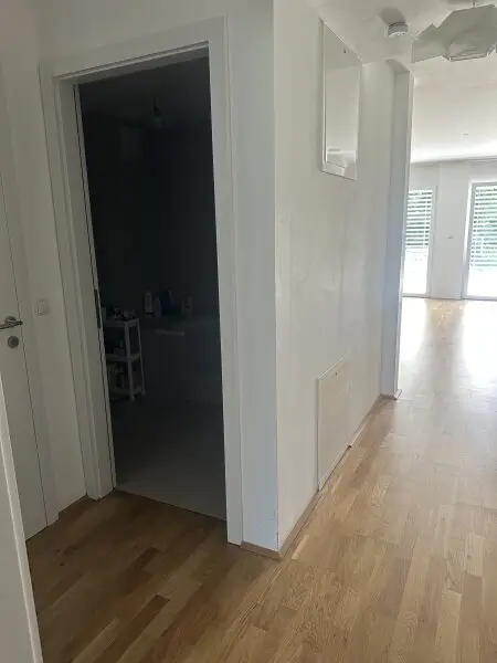 Vorraum, links das Badezimmer