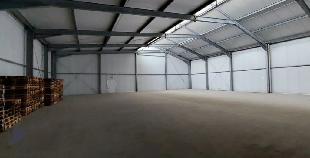 LAGERHALLE in sehr guter Lage mit 950 m² zu vermieten.