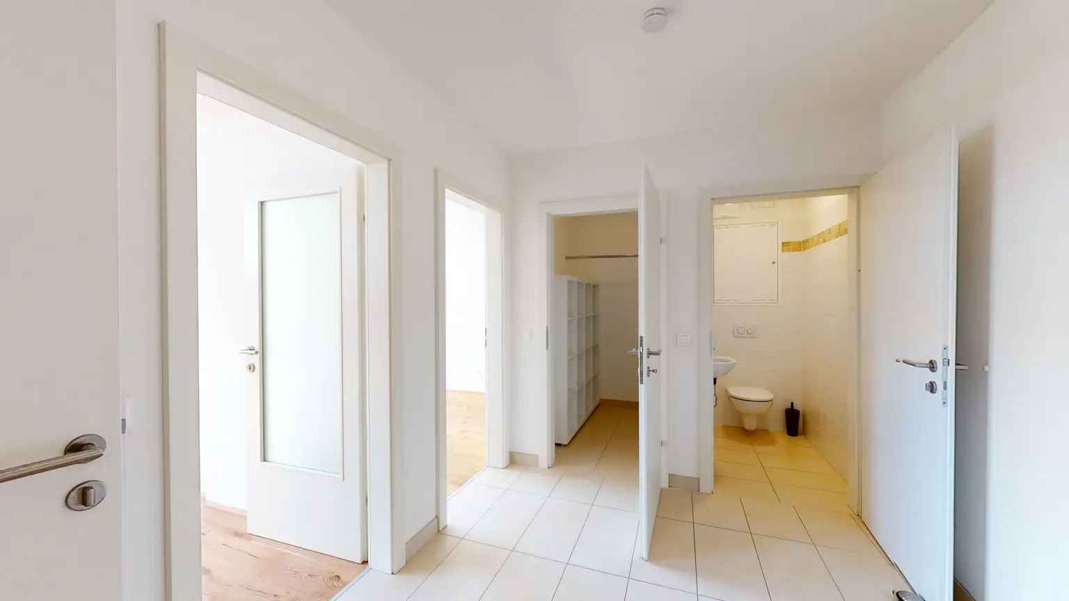 Moderne Dachgeschosswohnung, klimatisiert und gut geschnitten
