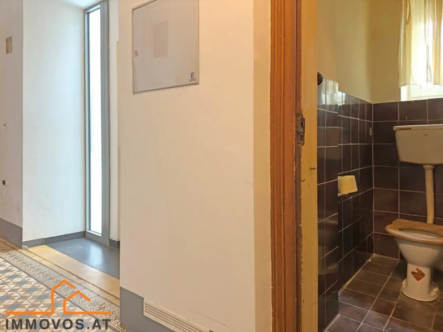 sanierungsbedürftige WOHNUNG - ALTBAU - schönes HAUS