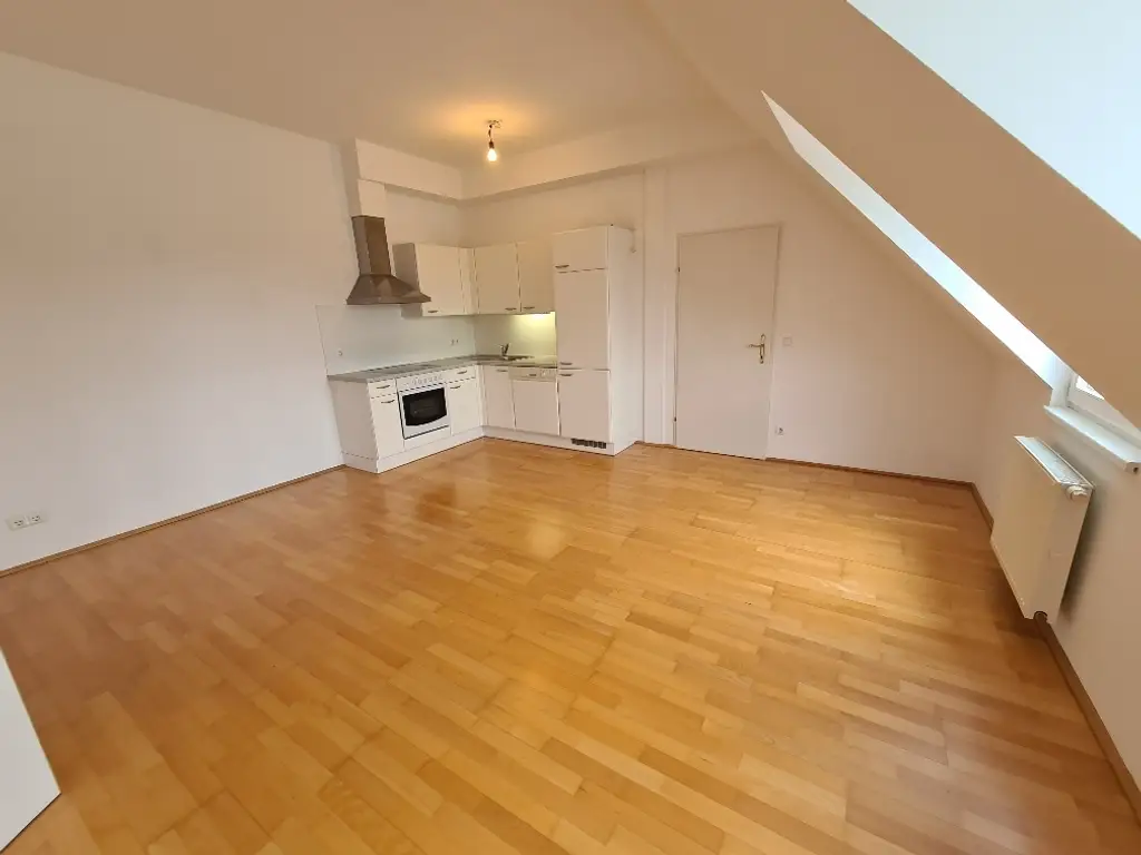 Befristet vermoietete 2-Zimmmer- Dachgeschosswohnung - 
Garten-/Hofseitig ausgerichtet!