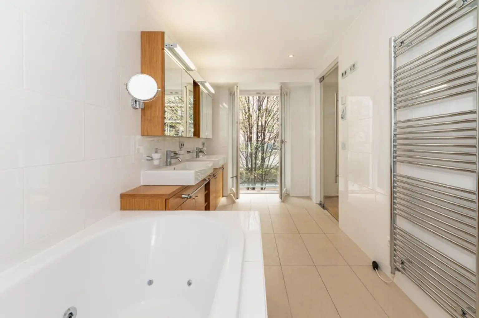 Seltene Gartenmaisonette in Botschaftsviertel mit Parkplatzmöglichkeit