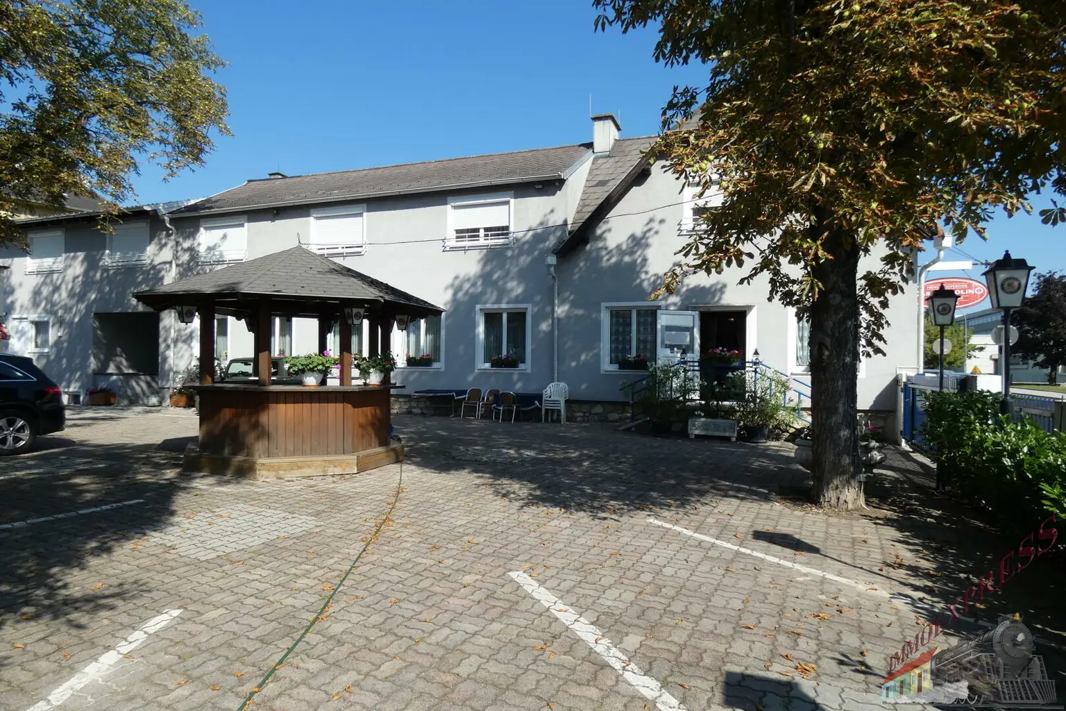 Gasthaus mit Gästezimmern und großem Garten in Wiener Neustadt