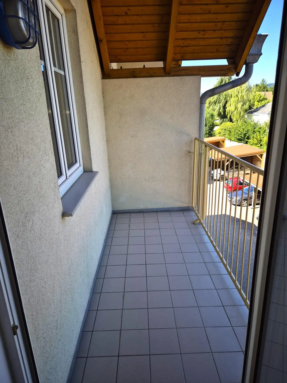 GUT GESCHNITTENE HELLE 2 ZIMMER WOHNUNG MIT LOGGIA UND KFZ-ABSTELLPLATZ