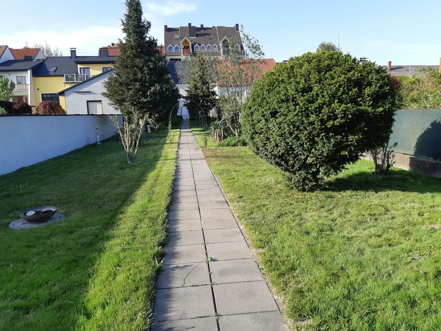 EIN ZUHAUSE MIT FREIRAUM - WOHNHAUS MIT GROSSEM GRUNDSTÜCK