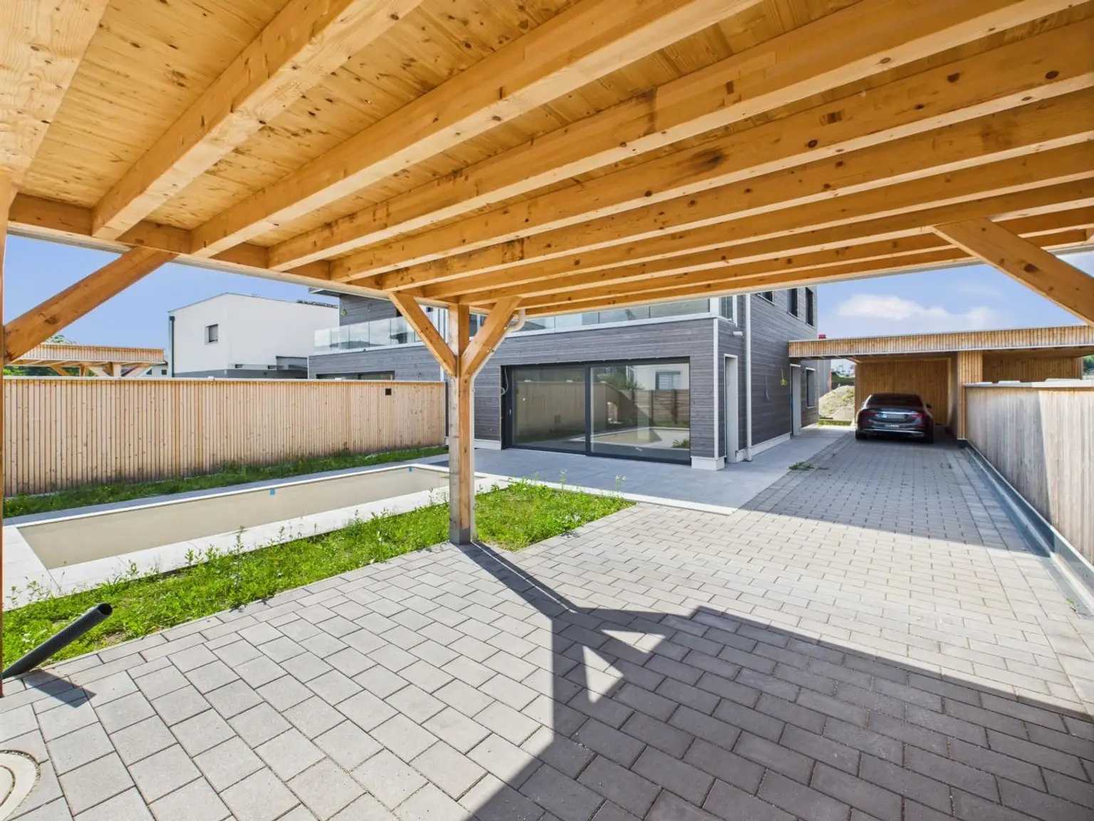 WELS-WEST: Ihr neues Smart Home mit Salzwasserpool, Carport & exklusiver Ausstattung
