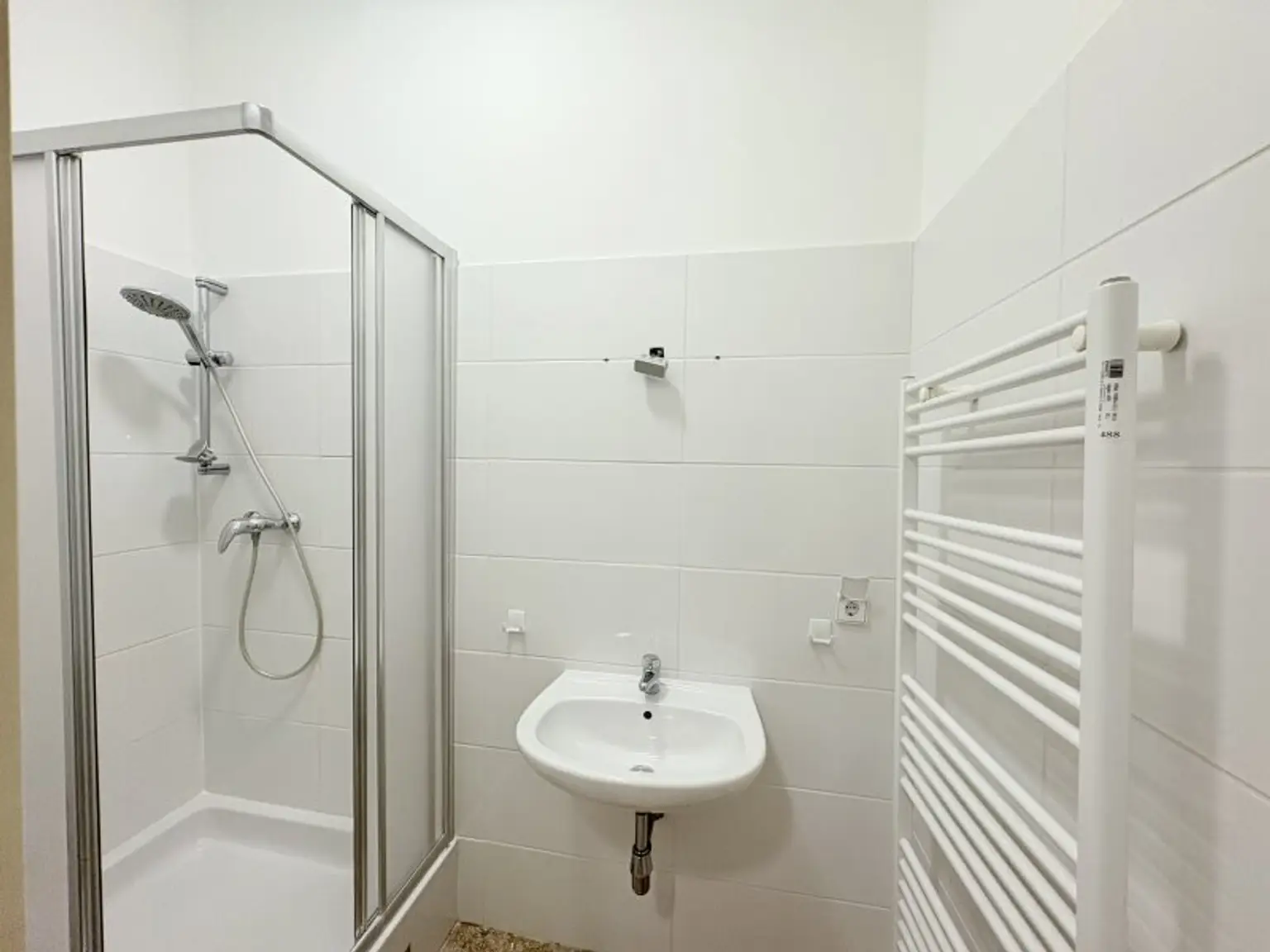 Großzügiges 3-Zimmer Altbaujuwel mit Nähe zur U4 Friedensbrücke! Zwei Badezimmer!