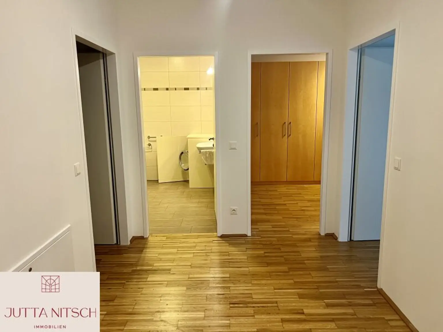 Barrierefreie Gartenwohnung mit zwei Terrassen und zwei Garagenplätzen - Gießhübl Zentrum