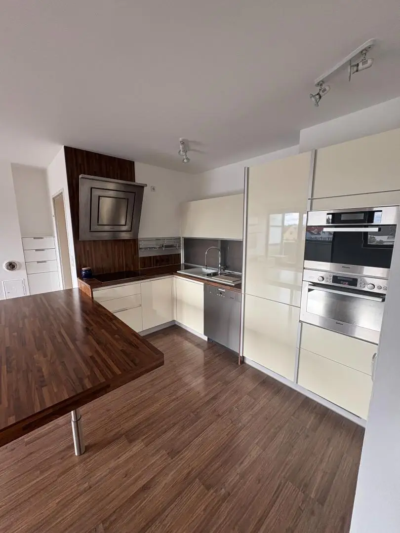 Geräumige 3-Zimmer Wohnung mit Loggia in zentraler Lage